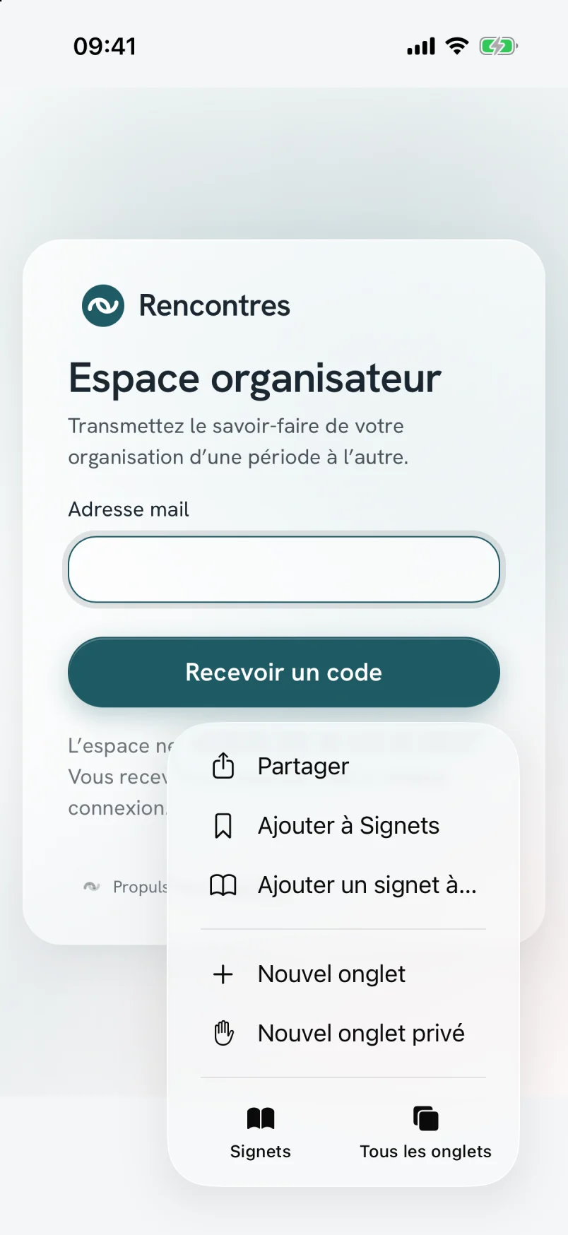 Safari sur iPhone : le menu ouvert par le bouton à trois points, avec l'entrée Partager en tête.