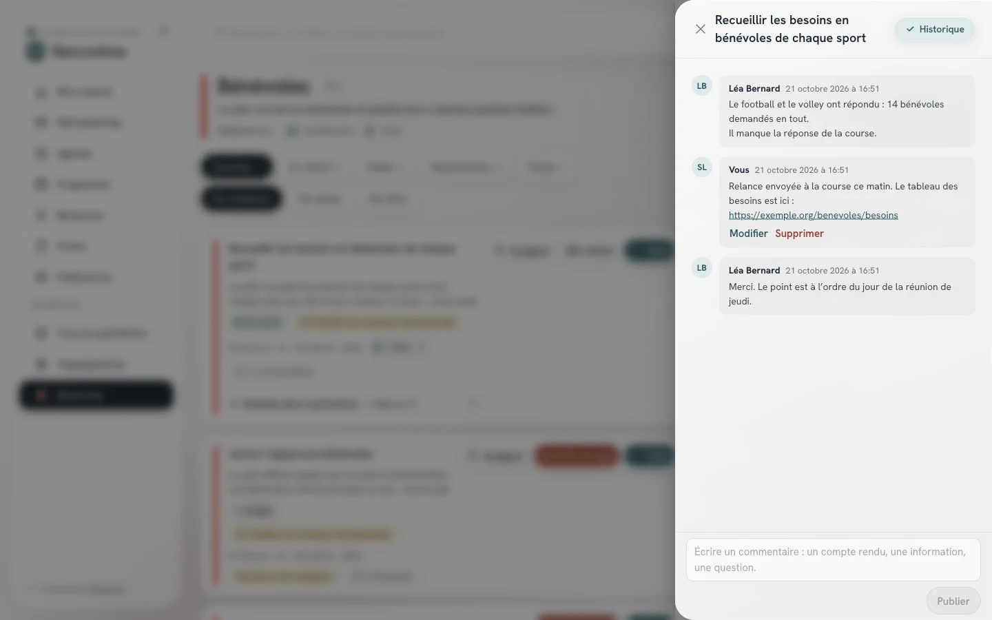 Volet du fil d'une tâche : trois commentaires datés et signés, un lien dans un commentaire, et le champ de saisie au pied du volet.