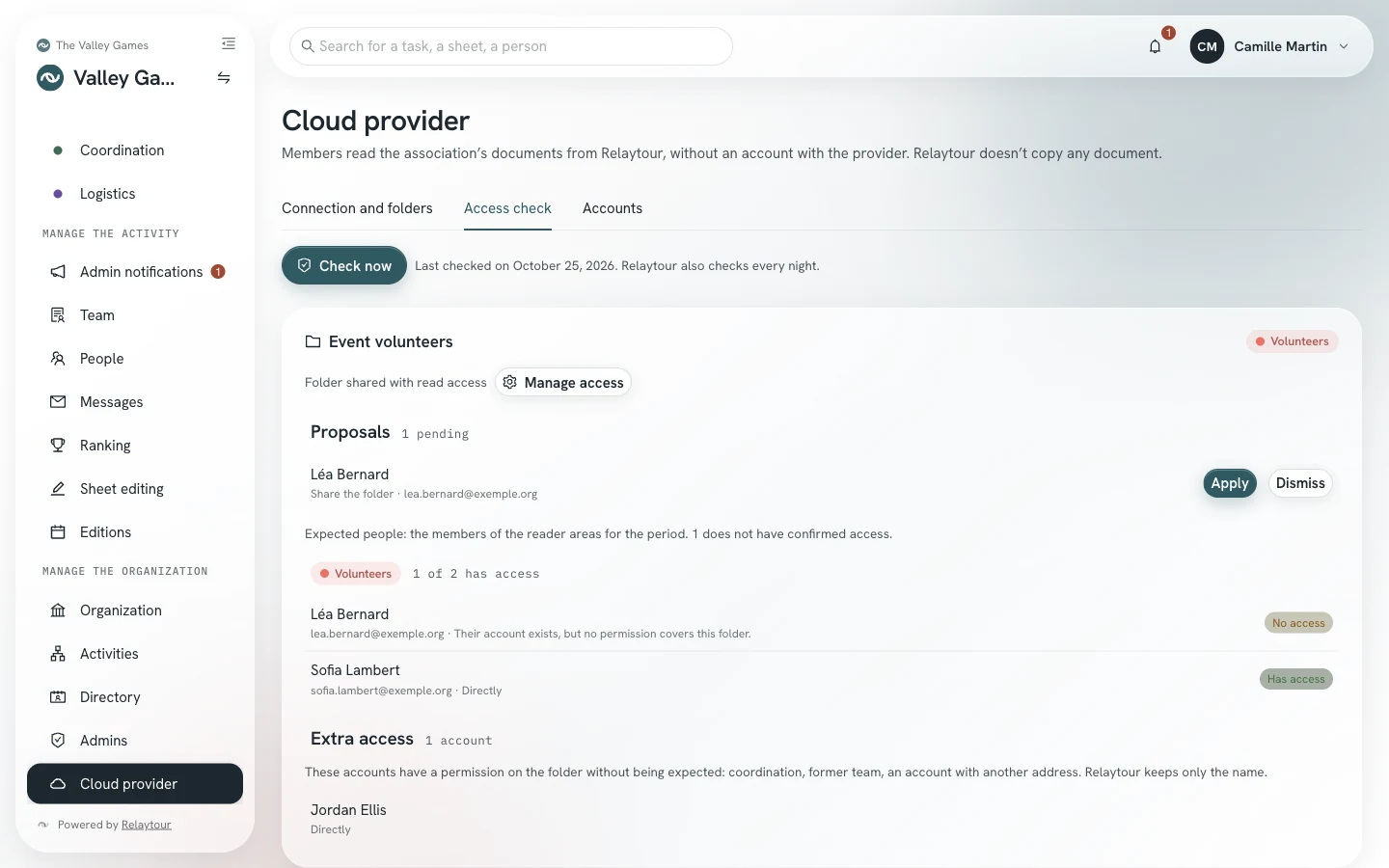 Access check tab: for the Volunteers folder, a sharing proposal for Léa Bernard, a person with access, a person without access and an extra access.