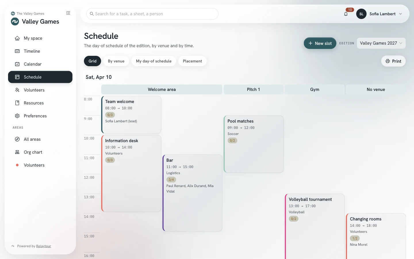 Schedule screen as a grid: one column per venue, the hours on the left, and the slots with their area and placed people.