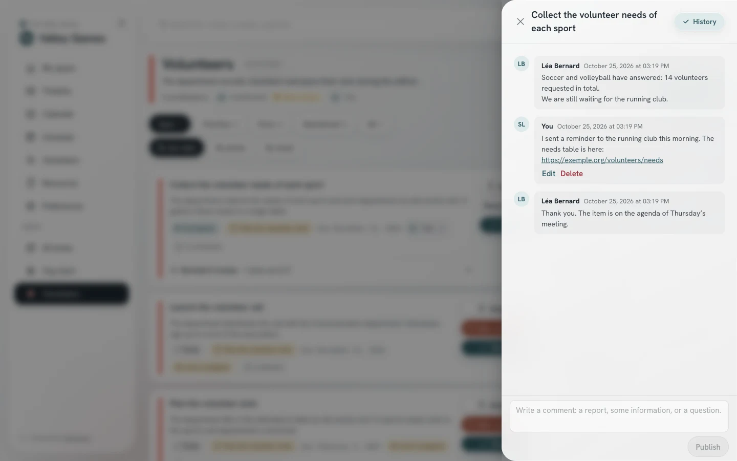 Task thread panel: three dated and signed comments, a link in a comment, and the input field at the bottom of the panel.